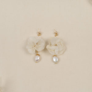 boucles d'oreilles fleurs blanches