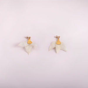 boucles d'oreille fleurs blanches