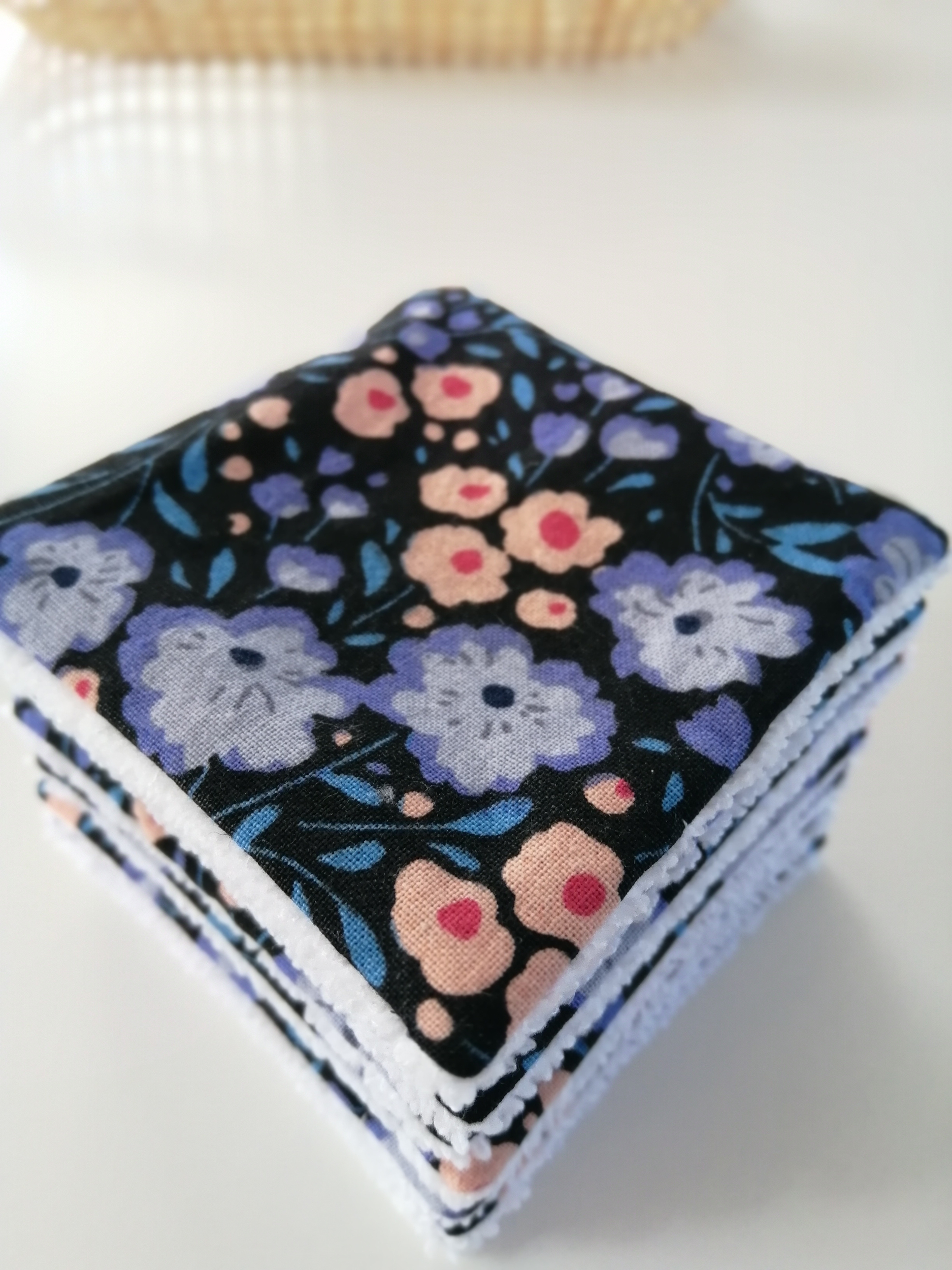 lingettes-demaquillantes-noires-fleuries-1