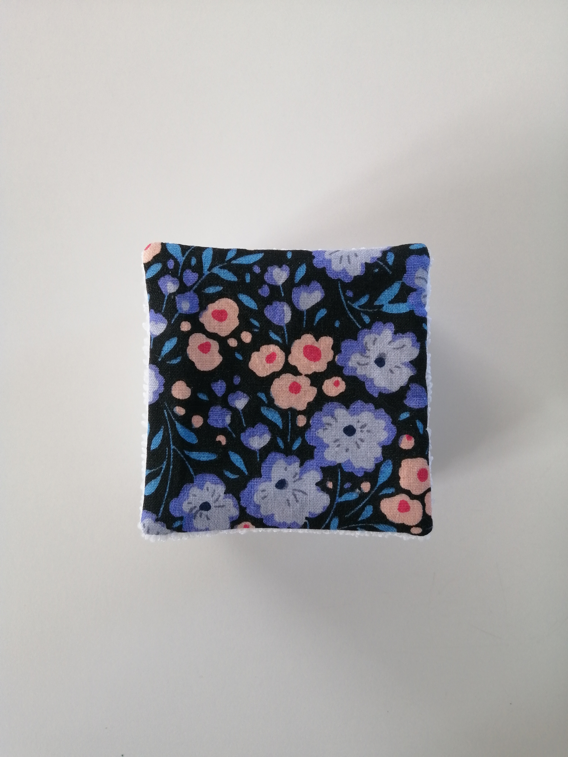 lingettes-demaquillantes-noires-fleuries-2 lingettes lavables