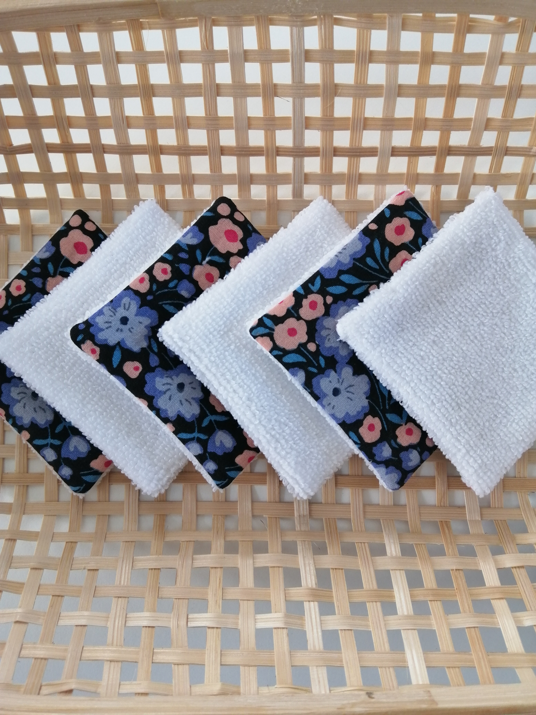 lingettes-demaquillantes-noires-fleuries-3 lingettes lavables