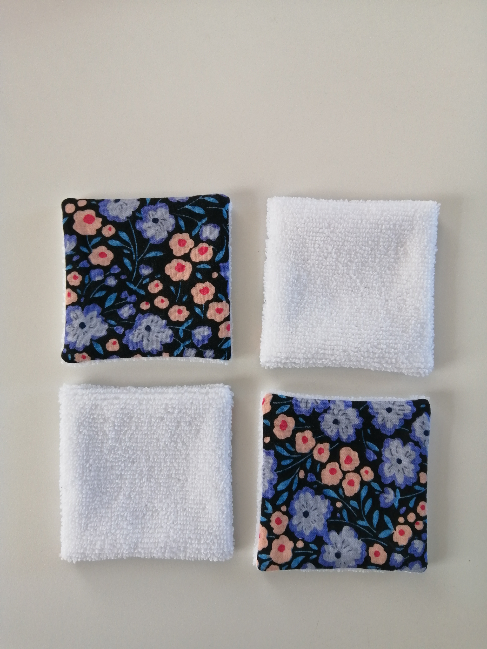 lingettes-demaquillantes-noires-fleuries-4